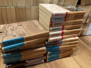 大田区田園調布でお譲りいただいた岩波文庫。ラス・カサス『インディアス史』や『風と共に去りぬ』などが積まれた様子