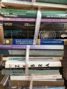 大田区池上の出張買取で引き取ったイタリア現代美術書やヴェネチア・ビエンナーレなどの貴重な美術書・洋書の山