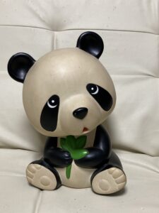 笹の葉を抱える昭和レトロな三菱銀行のパンダのソフビ人形（企業物ノベルティ）