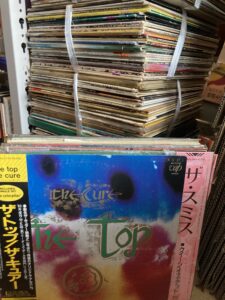 大田区池上で出張買取したザ・キュアーやザ・スミスなどのロック名盤レコードと大量のLPレコードの山
