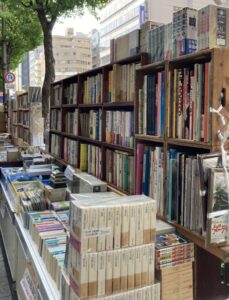 神保町さくらフェスでサブカルチャー本や美術書を陳列する揚羽堂のブースの様子